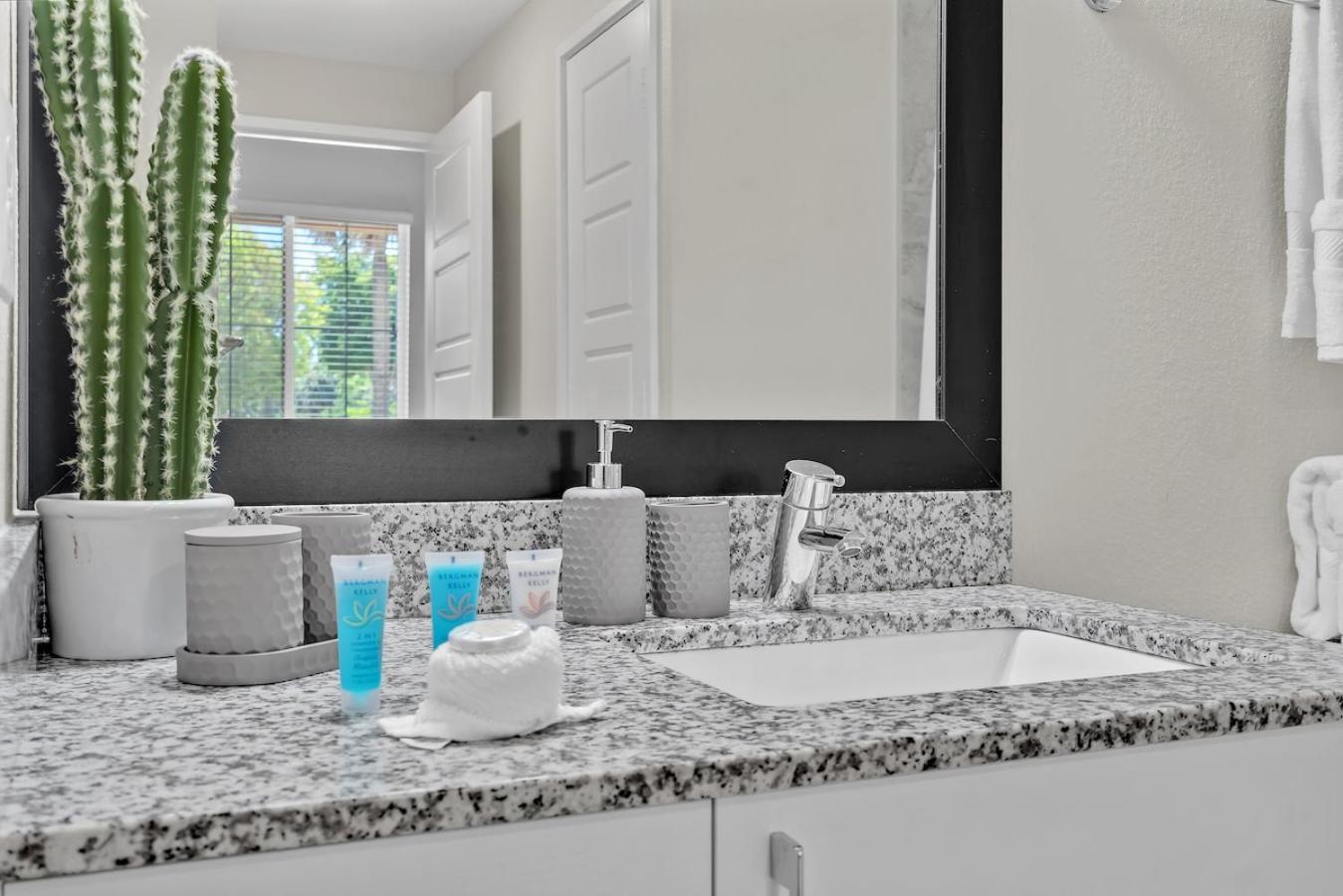 Cozy Retreat 2 Bedroom Hideaway Moments From The Sand Boynton Beach Eksteriør billede